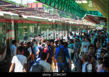 Il primo giorno del programma di blocco nazionale di tre giorni del BNP, nessun autobus diretto a Dhaka lasciò Sylhet. Le persone dovevano dipendere dai treni interurbani per raggiungere le loro destinazioni, il che vide una forte corsa alla stazione ferroviaria. Sylhet, Bangladesh. Foto Stock