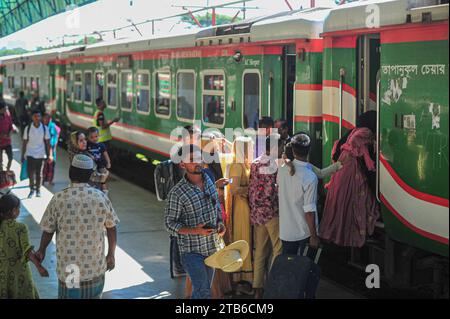 Il primo giorno del programma di blocco nazionale di tre giorni del BNP, nessun autobus diretto a Dhaka lasciò Sylhet. Le persone dovevano dipendere dai treni interurbani per raggiungere le loro destinazioni, il che vide una forte corsa alla stazione ferroviaria. Sylhet, Bangladesh. Foto Stock