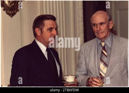 Walter Mondale con il senatore Alan Cranston Foto Stock