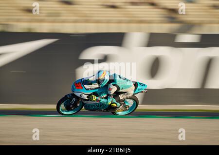 Cheste, Spagna. 25 novembre 2023. Adrian Fernandez della Spagna e Leopard Racing corre durante la sessione di prove del Gran Premio Motul de la Comunitat Valenciana MotoGP sul circuito Ricardo Tormo (Cheste, sessione di prove del Gran Premio Motul de la Comunitat Valenciana MotoGP). (Foto di Vicente Vidal Fernandez/SOPA Images/Sipa USA) credito: SIPA USA/Alamy Live News Foto Stock