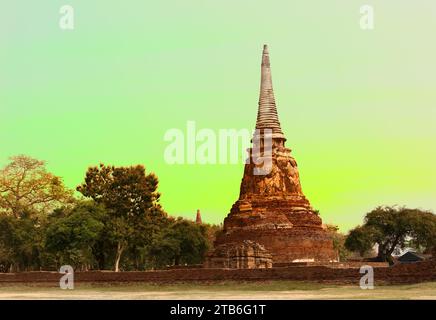 Rovine dell'antico shikhara buddista, dagoba, stupa nel sud della Thailandia, Ayutthaya. L'antica capitale del regno di Ayutthaya, che precedette sia Foto Stock