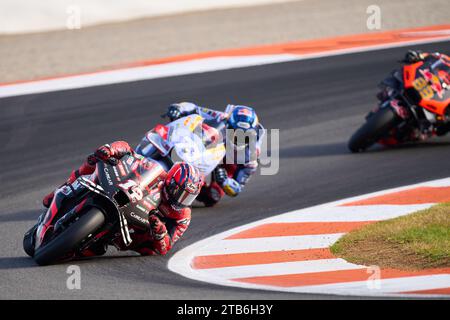 Cheste, Spagna. 26 novembre 2023. Maverick Vinales di Spagna e Aprilia Racing corrono durante la sessione di gara del Gran Premio Motul de la Comunitat Valenciana MotoGP sul circuito di Ricardo Tormo (Cheste, sessione di prove del Gran Premio Motul de la Comunitat Valenciana MotoGP). (Foto di Vicente Vidal Fernandez/SOPA Images/Sipa USA) credito: SIPA USA/Alamy Live News Foto Stock