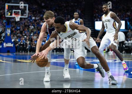 Sacramento, CALIFORNIA, USA. 4 dicembre 2023. L'attaccante dei New Orleans Pelicans Herbert Jones (5) fouls l'attaccante dei Sacramento Kings Domantas Sabonis (10) durante una partita dei quarti di finale del torneo NBA al Golden 1 Center lunedì 4 dicembre 2023. (Immagine di credito: © Paul Kitagaki Jr./ZUMA Press Wire) SOLO USO EDITORIALE! Non per USO commerciale! Crediti: ZUMA Press, Inc./Alamy Live News Foto Stock