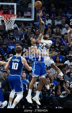 Sacramento, CALIFORNIA, USA. 4 dicembre 2023. L'attaccante dei New Orleans Pelicans Brandon Ingram (14) spara contro l'attaccante dei Sacramento Kings Trey Lyles (41) durante una partita dei quarti di finale del torneo NBA al Golden 1 Center lunedì 4 dicembre 2023. (Immagine di credito: © Paul Kitagaki Jr./ZUMA Press Wire) SOLO USO EDITORIALE! Non per USO commerciale! Crediti: ZUMA Press, Inc./Alamy Live News Foto Stock