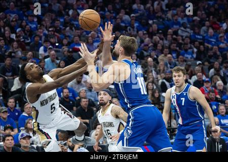 Sacramento, CALIFORNIA, USA. 4 dicembre 2023. L'attaccante dei New Orleans Pelicans Herbert Jones (5) e l'attaccante dei Sacramento Kings Domantas Sabonis (10) si battono per la palla durante una partita dei quarti di finale del torneo NBA al Golden 1 Center lunedì 4 dicembre 2023. (Immagine di credito: © Paul Kitagaki Jr./ZUMA Press Wire) SOLO USO EDITORIALE! Non per USO commerciale! Crediti: ZUMA Press, Inc./Alamy Live News Foto Stock