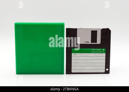 Disco floppy da 1,4 megabyte isolato su sfondo bianco e scatola protettiva in plastica Foto Stock