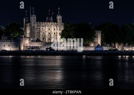 La Torre di Londra di notte Foto Stock