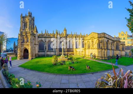 Manchester UK - 08 ottobre 2022: Vista della cattedrale di Manchester, con la gente del posto e i visitatori, a Manchester, Inghilterra, REGNO UNITO Foto Stock