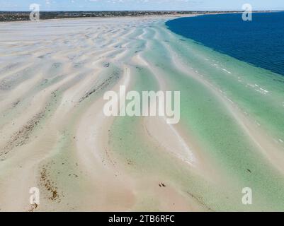 Vista aerea delle piscine d'acqua su una spiaggia di sabbia bianca formata da lunghe code e increspature a Moonta Bay, sulla penisola di Yorke, nell'Australia meridionale Foto Stock