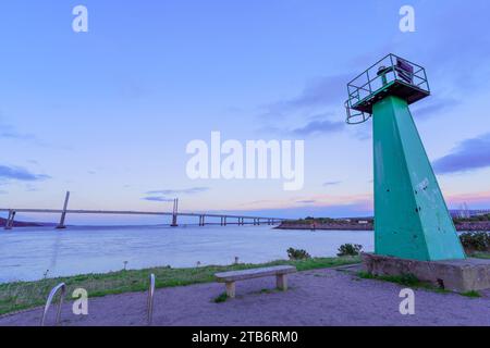 Vista al tramonto della torre di Carnarc Point e del Kessock Bridge attraverso il Beauly Firth a Inverness, Scozia, Regno Unito Foto Stock