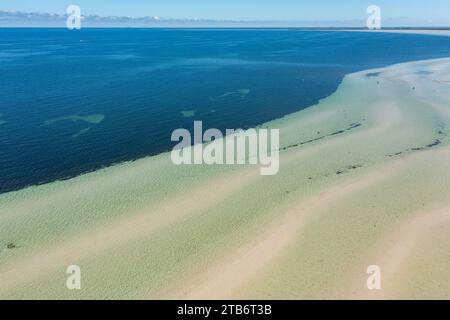 Vista aerea delle piscine d'acqua su una spiaggia di sabbia bianca formata da lunghe code e increspature a Moonta Bay, sulla penisola di Yorke, nell'Australia meridionale Foto Stock