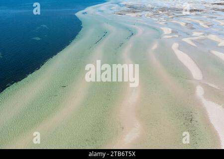 Vista aerea delle piscine d'acqua su una spiaggia di sabbia bianca formata da lunghe code e increspature a Moonta Bay, sulla penisola di Yorke, nell'Australia meridionale Foto Stock