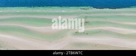Vista aerea panoramica di file di bar di sabbia e piscine d'acqua lungo la spiaggia di Moonta Bay, sulla penisola di Yorke, nell'Australia meridionale Foto Stock