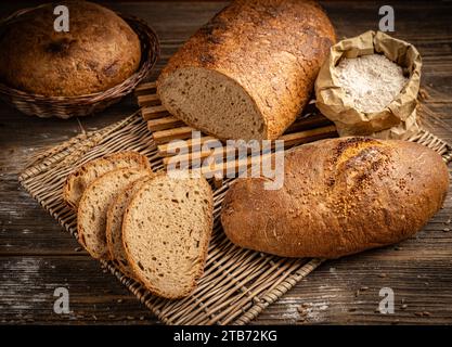 Pane a fette di segale su sfondo rustico in legno Foto Stock