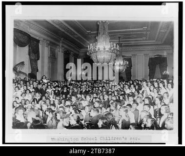 La serenata dei bambini della scuola di Washington del presidente e della signora Harding, come caratteristica del programma della settimana della musica, che doveva essere tenuto al Lincoln Memorial, fu trasferita ad est Foto Stock