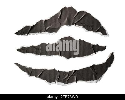 Carta nera strappata a forma di artiglio su sfondo bianco con percorso di ritaglio Foto Stock