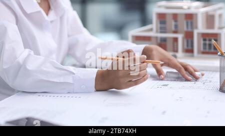 architetto designer donna esamina il layout della casa Foto Stock