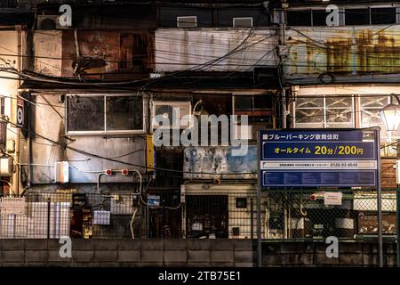 TOKYO/GIAPPONE - 19 novembre 2023: Particolare di edifici fatiscenti nel viale kabukicho, shinjuku. Foto Stock