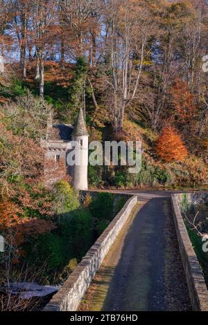 Avon e Castle Gatehouse e il vecchio ponte a novembre, Ballindalloch, Morayshire, Scozia Foto Stock