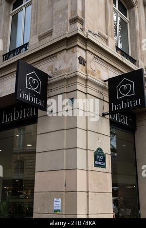 Parigi, Francia. 4 dicembre 2023. Illustrazione della finestra e del logo del negozio di mobili Habitat in Piazza della repubblica a Parigi, il 4 dicembre 2023. Foto di Alexis Jumeau/ABACAPRESS.COM credito: Abaca Press/Alamy Live News Foto Stock