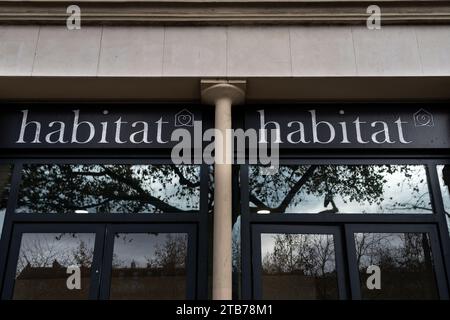 Parigi, Francia. 4 dicembre 2023. Illustrazione della finestra e del logo del negozio di mobili Habitat in Piazza della repubblica a Parigi, il 4 dicembre 2023. Foto di Alexis Jumeau/ABACAPRESS.COM credito: Abaca Press/Alamy Live News Foto Stock