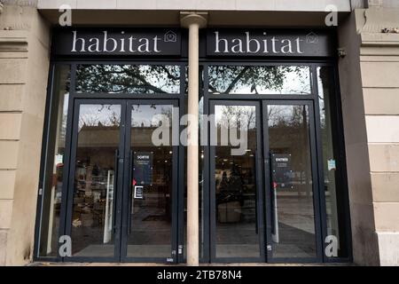 Parigi, Francia. 4 dicembre 2023. Illustrazione della finestra e del logo del negozio di mobili Habitat in Piazza della repubblica a Parigi, il 4 dicembre 2023. Foto di Alexis Jumeau/ABACAPRESS.COM credito: Abaca Press/Alamy Live News Foto Stock