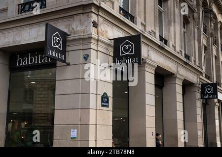 Parigi, Francia. 4 dicembre 2023. Illustrazione della finestra e del logo del negozio di mobili Habitat in Piazza della repubblica a Parigi, il 4 dicembre 2023. Foto di Alexis Jumeau/ABACAPRESS.COM credito: Abaca Press/Alamy Live News Foto Stock