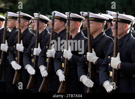 DEU, DEUTSCHLAND : Marinesoldaten vom Wachbataillon der Bundeswehr, 15.11.2023 DEU, GERMANIA : soldati della Marina del battaglione di guardia della Bundeswehr, 15.11.2023 *** DEU, GERMANIA soldati della Marina del battaglione di guardia della Bundeswehr, 15 11 2023 DEU, GERMANIA soldati della Marina del battaglione di guardia della Bundeswehr, 15 11 2023 credito: Imago/Alamy Live News Foto Stock