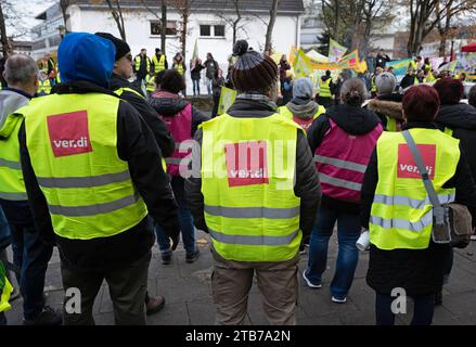 DEU, DEUTSCHLAND : Streik der Gewerkschaft Ver.di/Verdi beim uni-Klinikum Bonn UKB, 16.11.2023 DEU, GERMANIA : sciopero del sindacato Ver.di/Verdi alla clinica universitaria Bonn UKB, 16.11.2023 *** DEU, GERMANIA sciopero del sindacato Ver di Verdi alla clinica universitaria Bonn UKB, 16 11 2023 DEU, GERMANIA sciopero del sindacato Ver di Verdi alla clinica universitaria Bonn UKB, 16 11 2023 credito: Imago/Alamy Live News Foto Stock