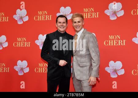 Malte Arkona und Lukas Sauer/Mon Cheri Barbara Tag/Isarpost/München/04. Dezember 2023 *** Malte Arkona e Lukas Sauer Mon Cheri Barbara Tag Isarpost Munich 04 dicembre 2023 Credit: Imago/Alamy Live News Foto Stock