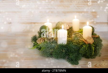 Quarto avvento, corona naturale dell'avvento con candele bianche, quattro accese, bauble in vetro natalizio verde, coni di pino, cannella e biscotti, sfondo in legno Foto Stock