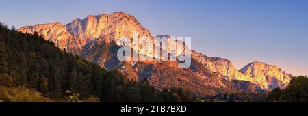 Un'ampia vista panoramica 3:1 di un'alba nelle Alpi Berchtesgaden, situata vicino alla città di Berchtesgaden, in Baviera, nella Germania meridionale. Foto Stock