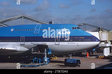 KLM Royal Dutch Airlines Boeing 747 Jumbo Jet in fase di caricamento città di Karachi Foto Stock