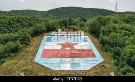 Vista aerea del monumento commemorativo del maresciallo jugoslavo Tito in Serbia, delle dighe delle porte di ferro (centrale idroelettrica), delle rive del fiume Danubio e delle montagne Foto Stock