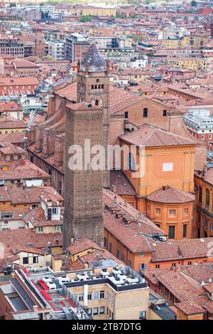 Torre Azzoguidi di fronte alla Cattedrale metropolitana di San Pietro, Cattedrale di Bolog Foto Stock