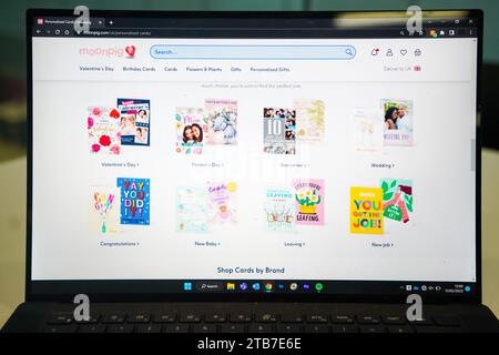 Foto del file datata 12/02/23 di una vista generale del sito web di Moonpig su un computer portatile. Le vendite sono aumentate presso Moonpig negli ultimi sei mesi, grazie agli abbonamenti e alla domanda di schede video e audio. Lo specialista di carte regalo online ha rivelato che i ricavi sono aumentati del 6,5%, raggiungendo i 152,1 milioni di sterline per il semestre fino a ottobre 31. Data di emissione: Martedì 5 dicembre 2023. Foto Stock