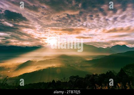 Alba sulle montagne di Taiwan con nebbia e nebbia Foto Stock