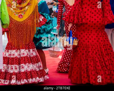 Si veste di flamenco durante la celebrazione della Feria del Rosario a Fuengirola Foto Stock