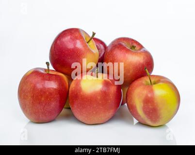 Mazzo di mele mature di gala isolate su sfondo bianco con riflesso Foto Stock