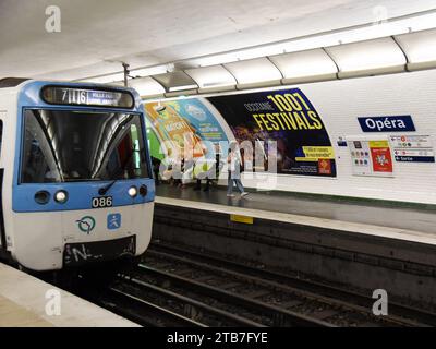 Parigi, 2022/06/23 (Francia): Passeggeri sui marciapiedi e treno in arrivo alla stazione 'Opera' (linee 3-7 e 8) al confine tra il 2° e il 9° arrona Foto Stock