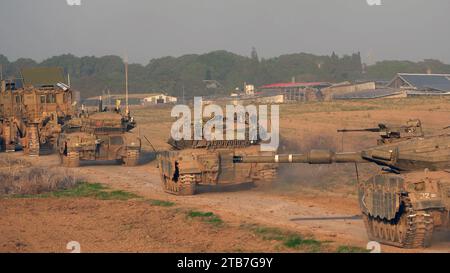 I carri armati militari israeliani rotolano vicino al confine con la Striscia di Gaza in mezzo a continue battaglie tra Israele e il gruppo militante Hamas dopo una settimana di cessate il fuoco si è concluso il 3 dicembre 2023 al confine di Gaza, Israele. Israele intensifica le operazioni militari a Gaza dopo che una tregua sostenuta tra Hamas e Israele non è durata più di una settimana nonostante i colloqui diplomatici e i prigionieri rilasciati. Foto Stock