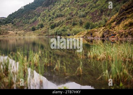 Laghetto di Lers a le Port, Pirenei francesi, dipartimento di Ariege, Parco naturale regionale dei Pirenei Ariegeoises (sud della Francia). Lo stagno è molto popolare Foto Stock