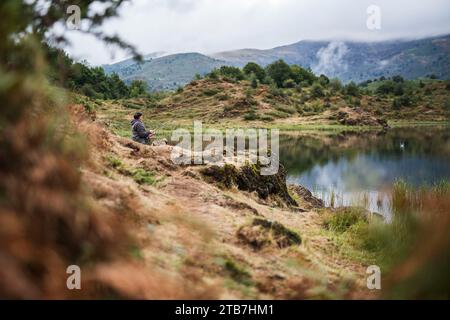 Laghetto di Lers a le Port, Pirenei francesi, dipartimento di Ariege, Parco naturale regionale dei Pirenei Ariegeoises (sud della Francia). Lo stagno è molto popolare Foto Stock