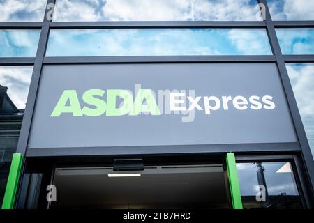 LONDRA - 30 NOVEMBRE 2023: Filiale Asda Express a Ealing, Londra ovest - versione locale di una grande catena di supermercati britannici Foto Stock