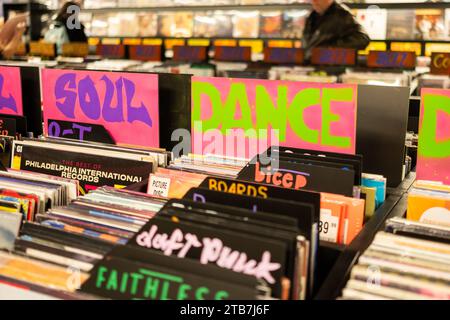 LONDRA - 30 NOVEMBRE 2023: Album in vinile della categoria Soul and Dance all'interno di HMV su Oxford Street Foto Stock