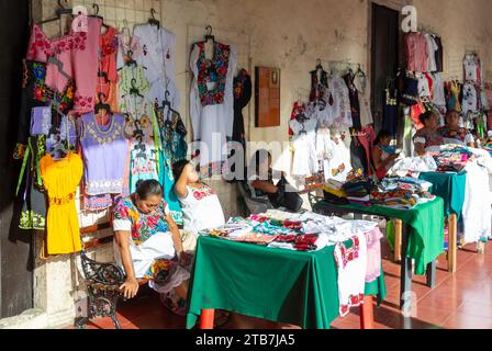 Merida, Yucatan, Messico, una donna indigena della tribù hupil che vende souvenir presso uno stand, solo editoriale. Foto Stock