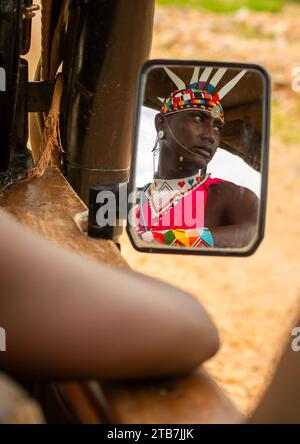 Ritratto di un samburu moran in uno specchio per auto, contea di Samburu, riserva nazionale di Samburu, Kenya Foto Stock
