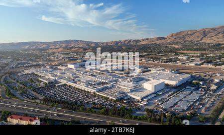 Stati Uniti, California: Veduta aerea della Tesla Fremont Factory, l'impianto di produzione di automobili gestito da Tesla, Inc, il più grande edificio i Foto Stock