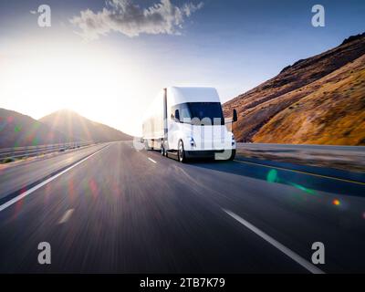 Il Tesla semi è un semicarrello elettrico a batteria classe 8 costruito da Tesla, Inc. Ad Austin, Texas, e prodotto in Nevada. Il carrello è alimentato dal Foto Stock