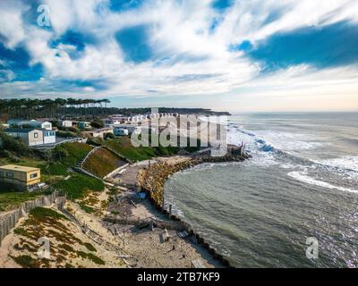 Soulac-sur-Mer (Francia centro-occidentale), 20 febbraio 2023: Controllo dell’erosione costiera sulla spiaggia “plage de l’Amelie”. Riprap, picchi rocciosi, protettivi Foto Stock